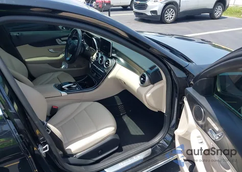 2016 Mercedes-Benz C 300 Luxury/Sport z USA, uszkodzony, nr VIN 55SWF4JB8GU159956